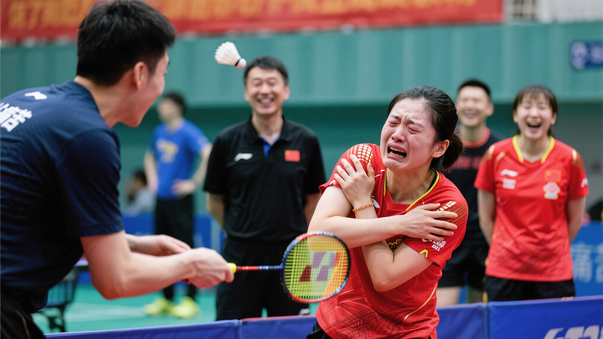 邱贻可训练场遭遇‘暴力’孙颖莎，场面爆笑十足！